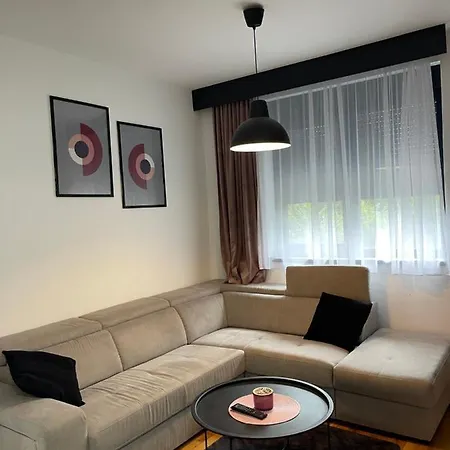 Theos Titova 즐라티보